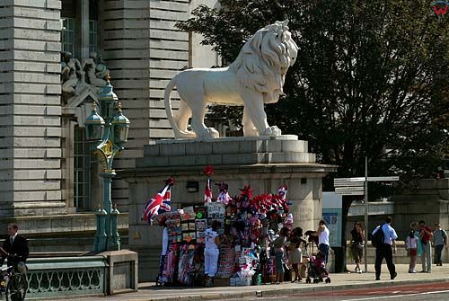 Londyn. Rzeźba lwa przy wjeździe na most Westminister Bridge